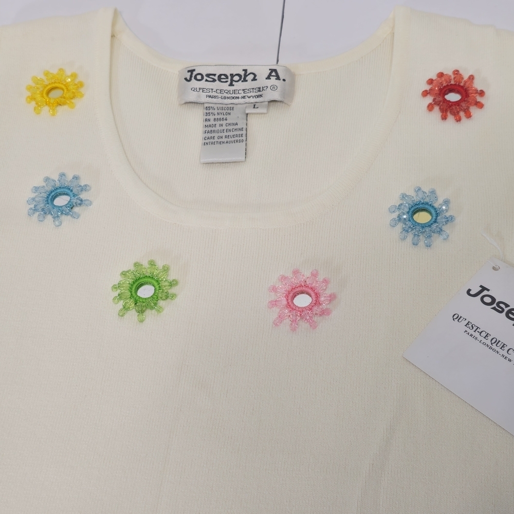 Joseph A. It is a knit garment distinguished by a floral and mirror design. - Picture 8 of 13